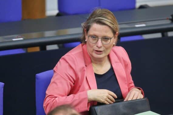 Stefanie Hubig diskutiert Neubauprojekte der Stiftung Forum Recht in Berlin, Karlsruhe und Leipzig.