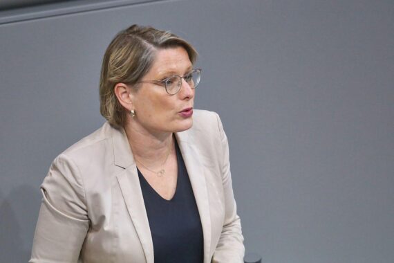 Stefanie Hubig spricht über Gesetzentwurf gegen häusliche Gewalt und schnellere Scheidungen.