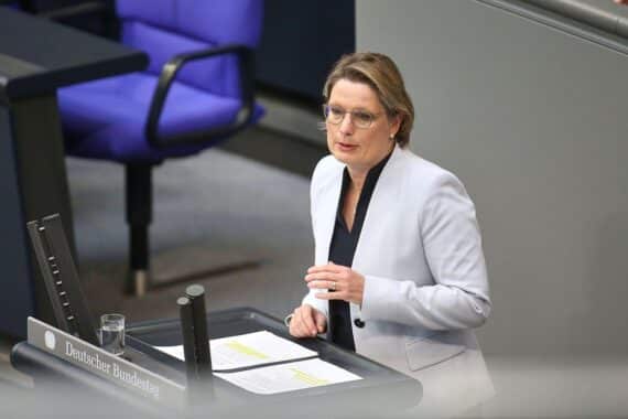 Stefanie Hubig präsentiert Gesetzentwurf zur Verschärfung von Strafen gegen K.o.-Tropfen-Einsätze.