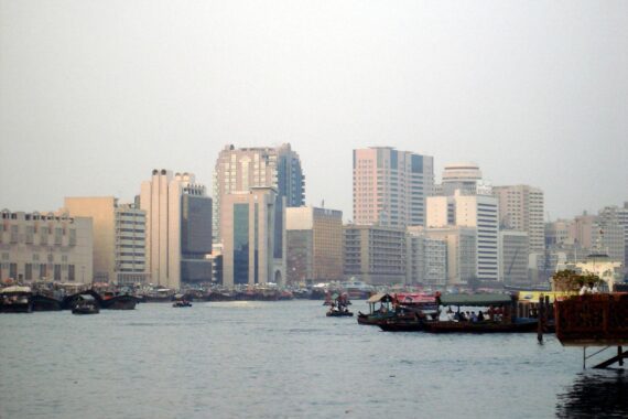Moderne Skyline Dubais, symbolisiert Handel und wirtschaftliche Chancen mit den Golfstaaten.