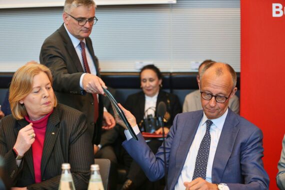 Bärbel Bas, Stefan Kornelius und Friedrich Merz diskutieren über Reformen und Regierungskritik.