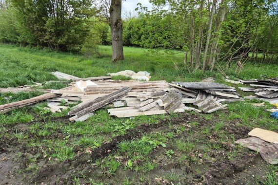 Illegale Müllablagerung in der Natur, Polizeiermittlungen, Zeugenaufruf für unerlaubte Entsorgung.