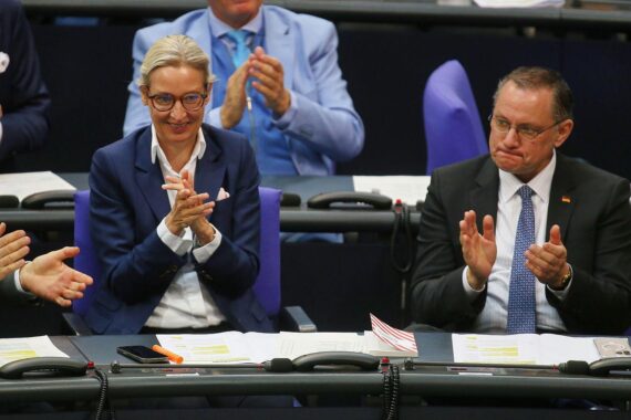 Alice Weidel und Tino Chrupalla posieren, während AfD in Umfrage auf Höchstwert steigt.
