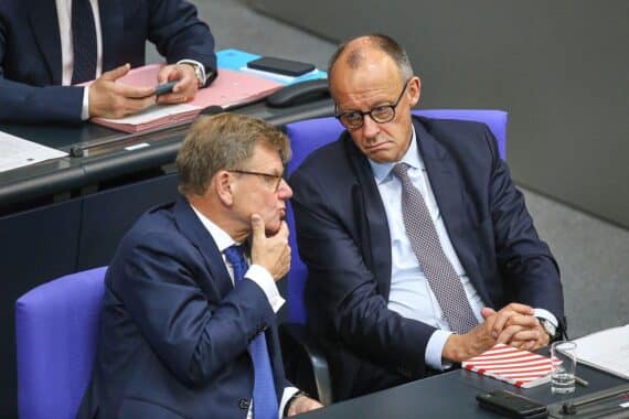 Friedrich Merz und Johann Wadephul in Berlin, symbolisieren sinkenden Rückhalt der Bundesregierung.
