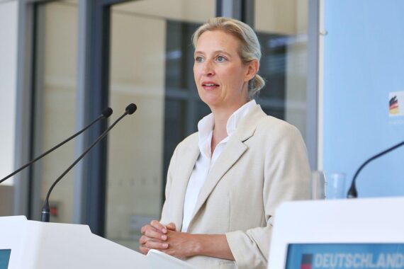 Alice Weidel im Fokus, diskutieren über Politik, Zivilcourage und Verantwortung in Debatten.