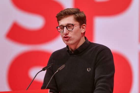 Philipp Türmer, Juso-Vorsitzender, fordert Schutz für Arbeitnehmer gegen längere Arbeitszeiten und Überlastung.