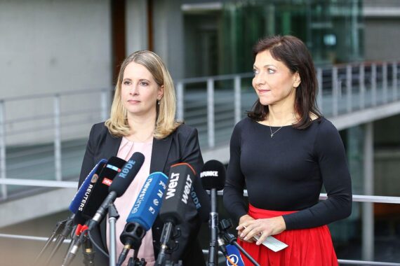Zwei Politikerinnen diskutieren Reformen zum Heizungsgesetz mit Fokus auf Mieterschutz und Wahlfreiheit.