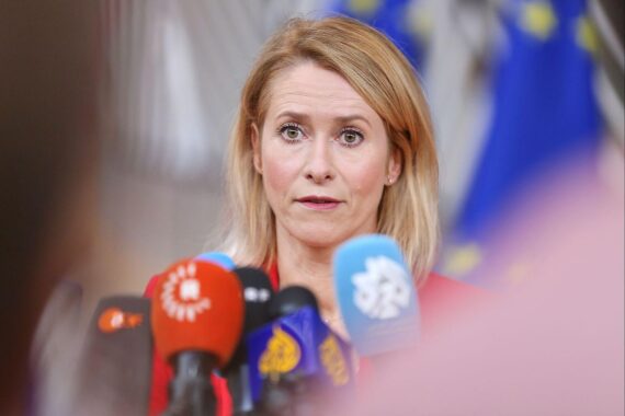 Kaja Kallas warnt vor US-Truppenabzug, fordert mehr europäische Sicherheit und kritisiert transatlantischen Druck.