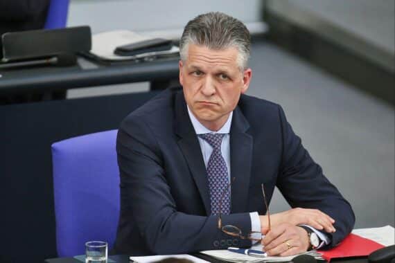Thorsten Frei diskutiert Steuerreformen; offenes Ohr für Reichensteuer, kritisiert Spitzensteuersatz.