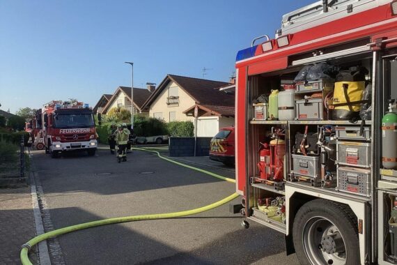 Kellerbrand in Weil am Rhein, Feuerwehr im Einsatz, Rauchentwicklung, gerettete Person auf Balkon.