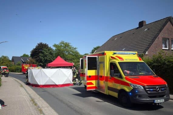 Rettungskräfte behandeln schwer verletztetes Kind, Rettungshubschrauber und Straßenabsperrungen sichtbar.