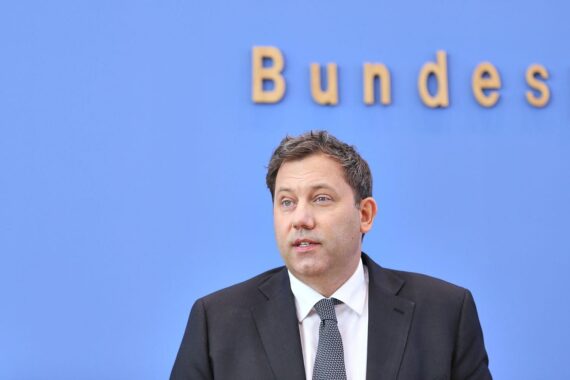 Lars Klingbeil spricht auf Maikundgebung, betont Koalitionszusammenhalt und Verantwortung für Deutschland.