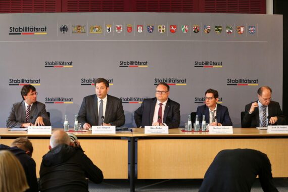 Pressekonferenz mit Bundesfinanzminister Klingbeil und Stabilitätsrat zur aktuellen Wirtschaftslage Deutschlands.
