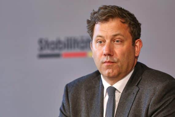 Lars Klingbeil spricht über antragsloses Kindergeld zur Entlastung junger Familien in Berlin.