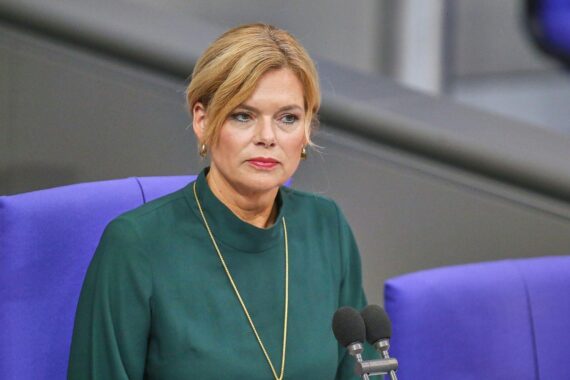 Julia Klöckner hisst die Regenbogenflagge am Bundestag zum Kampf gegen Diskriminierung.