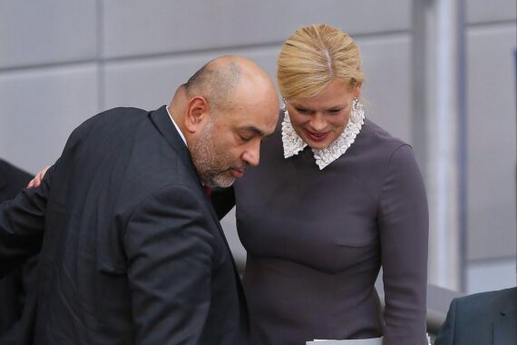 Julia Klöckner und Omid Nouripour diskutieren geplantes Neubauprojekt im Bundestag, Haushaltsprüfung.