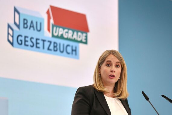Verena Hubertz diskutiert Baugesetzbuch-Novelle, betont Herausforderungen und Notwendigkeit kommunaler Unterstützung.