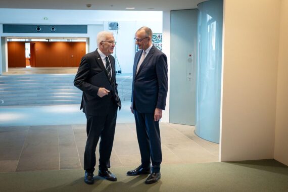 Winfried Kretschmann und Friedrich Merz treffen sich lächelnd im Kanzleramt vor Amtsübergabe.