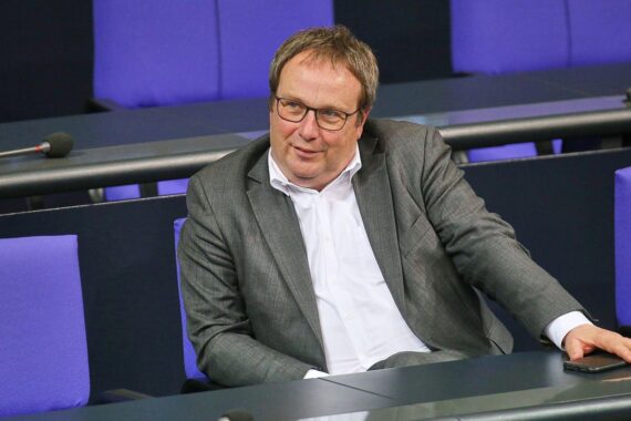 Oliver Krischer kritisiert die gescheiterte Pkw-Maut und ihre politischen Folgen im Prozess.