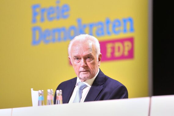 Wolfgang Kubicki bei einer Pressekonferenz, betont Unabhängigkeit der FDP von der AfD.
