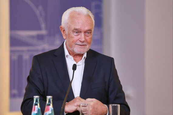 Wolfgang Kubicki bei einer politischen Veranstaltung, symbolisiert das neu entfachte Interesse an der FDP.
