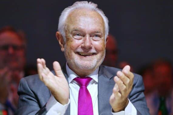 Wolfgang Kubicki, neugewählter FDP-Vorsitzender, strahlt nach Parteitag in Berlin Selbstbewusstsein aus.