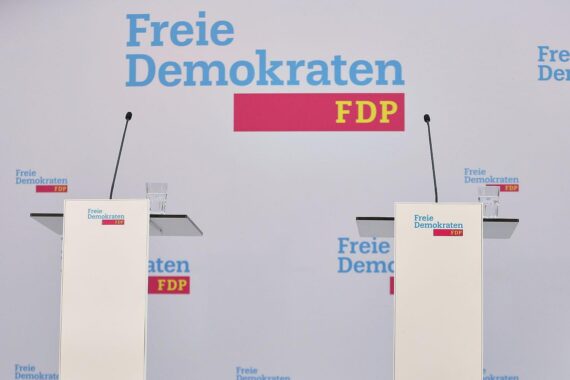 Wolfgang Kubicki spricht auf einer FDP-Pressekonferenz über Reformen und Parteientwicklung.