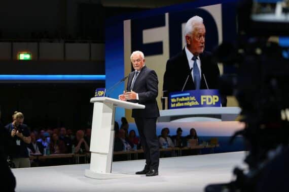 Wolfgang Kubicki spricht leidenschaftlich am FDP-Parteitag über Freiheit, Wirtschaft und Bildung.