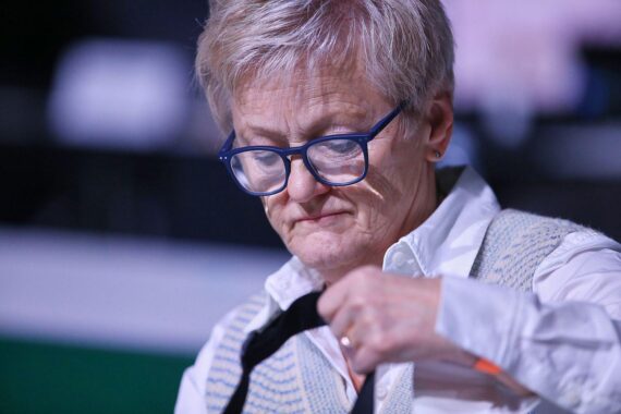 Renate Künast entdeckt NSDAP-Mitgliedschaft ihres Vaters, reflektiert über familiäre Vergangenheit und Schweigen.