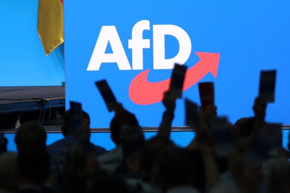 AfD-Logo vor einem Hintergrund, der kulturelle Vielfalt und Bedenken von Künstlern darstellt.
