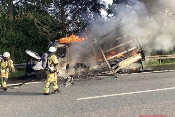 LKW-Brand auf Autobahn 2: Feuerwehr im Einsatz, Feuerwehrleiter, schwarzer Rauch und Einsatzfahrzeuge.