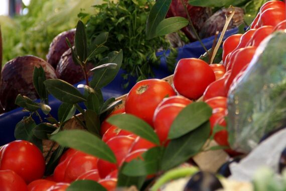 Tomaten auf einem Gemüsestand, symbolisieren regionale Qualität und Nachhaltigkeit in Baden-Württemberg.