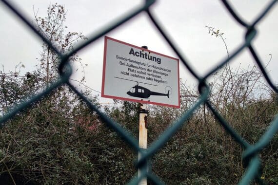 Hubschrauberlandeplatz im ländlichen Raum, symbolisiert Luftrettung und Gesundheitsversorgung.