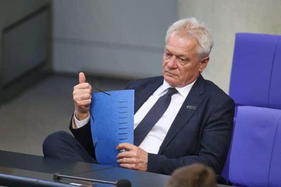 Bundeslandwirtschaftsminister Alois Rainer präsentiert neue Lebensmittelreserve für Krisenfälle in Deutschland.
