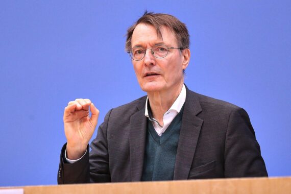 Karl Lauterbach diskutiert die Aufnahme von Ebola-Patienten in Deutschland, unterstützt von SPD.