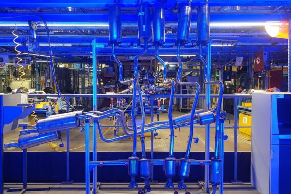 Wachsende Autoproduktion symbolisiert Deutschlands wirtschaftliches Wachstum im ersten Quartal 2026.