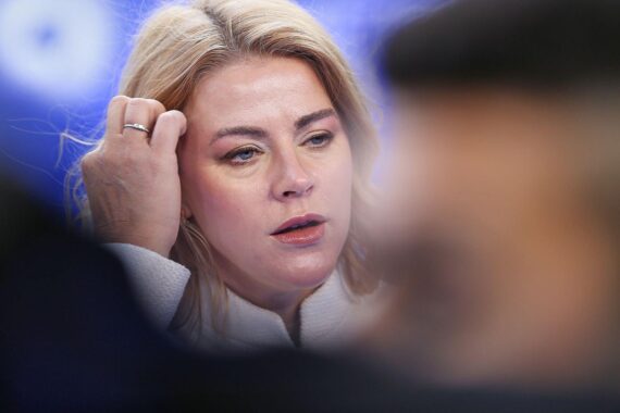 Evika Silina verkündet Rücktritt, gefolgt von politischen Turbulenzen in Lettland.