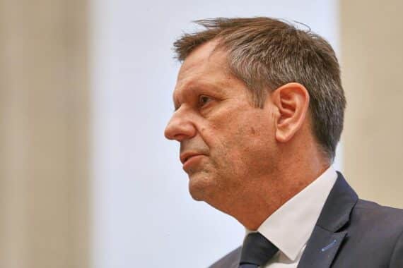 Olaf Lies spricht während einer Pressekonferenz zur politischen Krise in Deutschland.