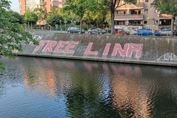 Free-Lina-Schriftzug, symbolisiert Befreiung einer verurteilten Linksextremistin.