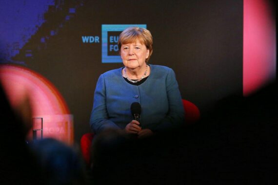 Angela Merkel erhält den EU-Verdienstorden; Heidi Reichinnek lobt ihren Politikstil und Diplomatie.