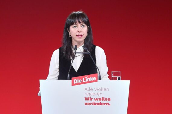Elif Eralp bei Protestkundgebung für den Erhalt von Arbeitsplätzen in Berlin.