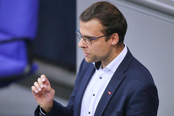Fabian Fahl kritisiert CO2-Preis-Entscheidung der Regierung bezüglich Klimaschutzmaßnahmen stark und direkt.
