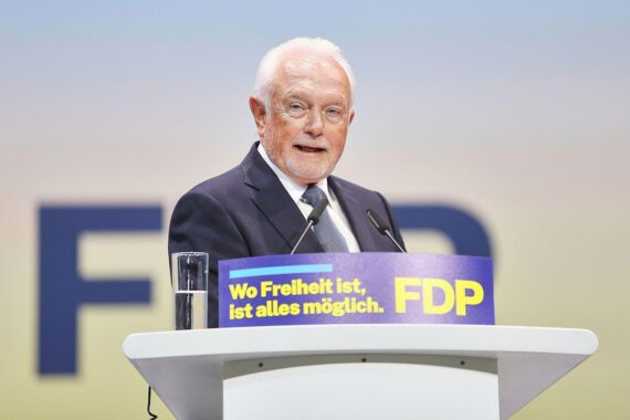 Wolfgang Kubicki spricht auf Parteitag, Linke kritisiert Wahl und Forderungen nach Zusammenarbeit.