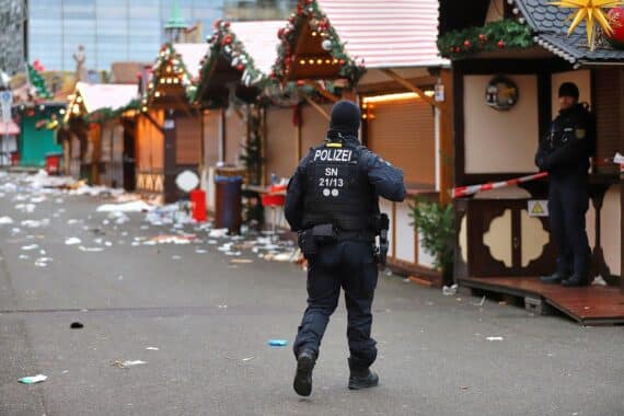 Tatort mit Sicherheitsabsperrungen, Solidarität für Opfer des Anschlags auf Weihnachtsmarkt.