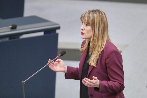 Clara Bünger, Bundestagsabgeordnete, kandidiert erneut für das Parlamentarische Kontrollgremium.