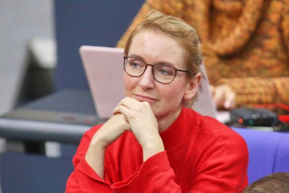 Ines Schwerdtner, Linken-Chefin, auf Parteitag, umgeben von Mitgliedern und Diskussionen zur politischen Neuausrichtung.