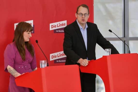 Heidi Reichinnek und Sören Pellmann, Linke-Bundestagsabgeordnete, diskutieren Gehaltsdeckel-Pläne im Bundestag.