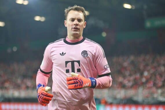 Manuel Neuer und Sven Ulreich, die Torhüter des FC Bayern München, bei Vertragsverlängerung.