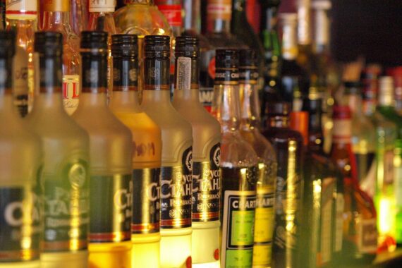 Wodka-Flaschen in einem Geschäft, Symbol für strengere Alkoholverkaufsregeln und Gesundheitsschutz.