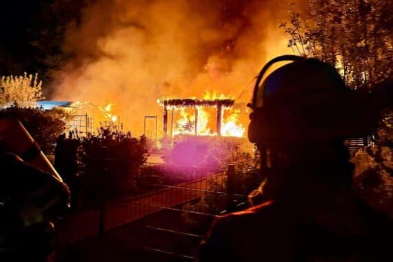 Feuerwehreinsatz in Essen: Löscharbeiten bei mehreren Bränden, darunter Wohnungs- und Gartenlaubenbrände.